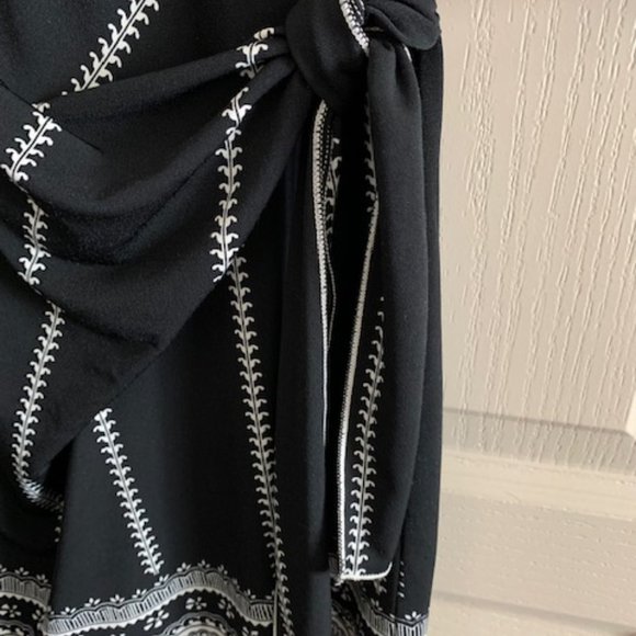 Studio M Size XS Black Faux Wrap Dress 3/4 Sleeve Fluer De Lis Style Print - Picture 8 of 8